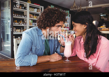Glückliches Paar trinken Milchshake Stockfoto
