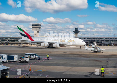 INTERNATIONALER Flughafen DULLES, VIRGINIA, USA - Emirates Airline Airbus A380-800 kommerziellen Passagier Jet Airliner taxis. Stockfoto