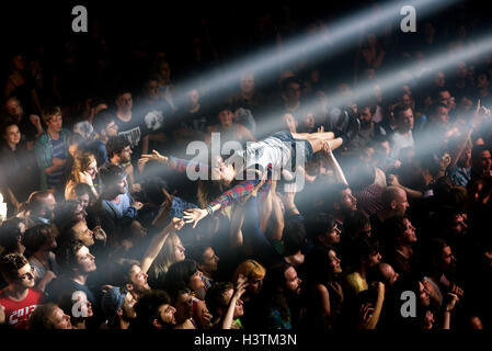 BARCELONA - 1 JUN: Publikum bei Primavera Sound Festival 2015 am 1. Juni 2015 in Barcelona, Spanien. Stockfoto