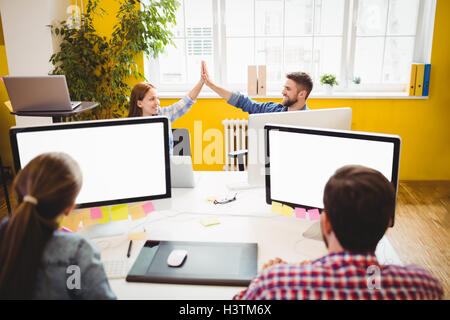 Happy Grafiker geben High-Five Stockfoto