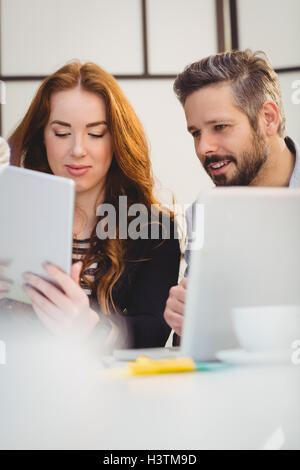 Geschäftsfrau mit Kollegen mit laptop Stockfoto