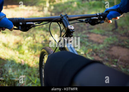 Nahaufnahme des männlichen Mountainbiker mit Fahrrad Stockfoto