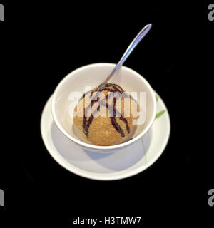 leckeres Restaurant Dessert, Gebratenes Eis, garniert mit Schokolade Stockfoto
