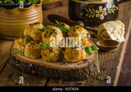 Cheesy Bites mit Blauschimmelkäse und Pfeffer - gebacken im Ofen, leckerer Snack für Besuch Stockfoto