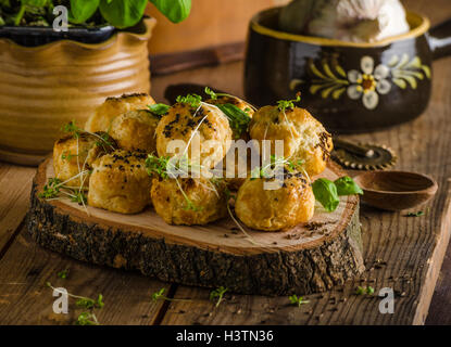 Cheesy Bites mit Blauschimmelkäse und Pfeffer - gebacken im Ofen, leckerer Snack für Besuch Stockfoto