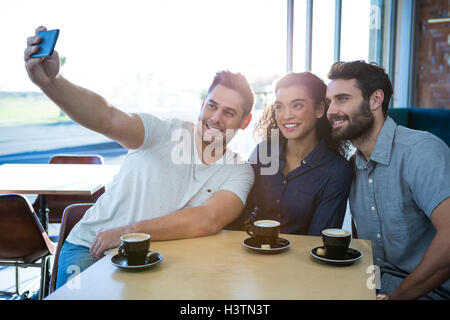 Freunde unter einem Selfie im Coffee shop Stockfoto