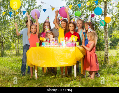 Glückliche Kinder, die Spaß an Outdoor-Geburtstags-party Stockfoto