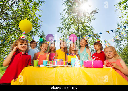 Entzückende Kinder Spaß bei der Geburtstagsfeier Stockfoto
