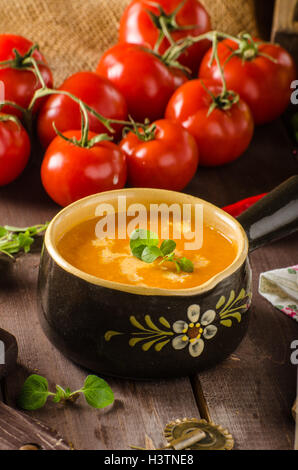 Cremige Tomatensuppe aus geröstetem Knoblauch und Tomaten Stockfoto
