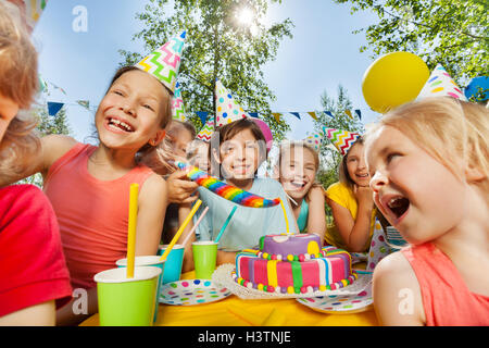 Gruppe von lustigen Kinder Spaß um Party Kuchen Stockfoto