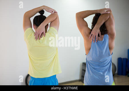 Rückansicht der beiden Männer, die aerobic-Übungen Stockfoto