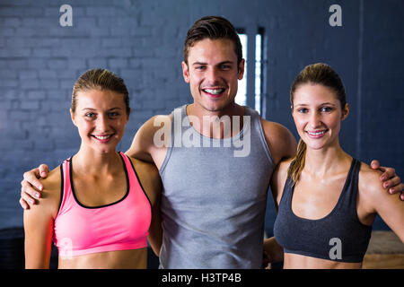 Männlichen und weiblichen Athleten gegen die Wand Stockfoto