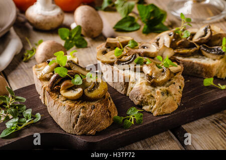 Rustikale Toast-Brot mit Knoblauch, Pilze und Kräuter, rustikalen Stil Foto Stockfoto