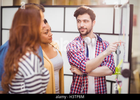 Zuversichtlich Executive Interaktion im Tagungsraum im kreativ Büro Stockfoto