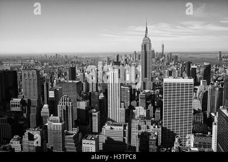 Skyline von Manhattan, New York City.  Von der legendären Empire State Building dominiert. Stockfoto