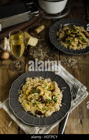 Original italienische Risotto mit Pilzen und Parmesan Stockfoto