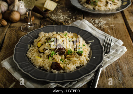 Original italienische Risotto mit Pilzen und Parmesan Stockfoto