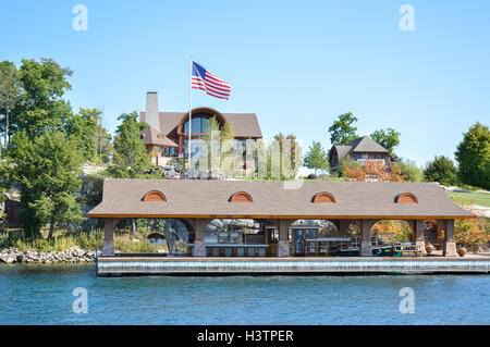 Kingston, Kanada - 3. September 2016: One Island mit dem weißen Haus in Thousand Islands Region im Sommer in Kingston, Ontario, Stockfoto