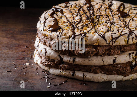 Pavlova Schokoladenkuchen, leckeren Kuchen aus Eiweiß, Nüssen und Schokolade! Stockfoto