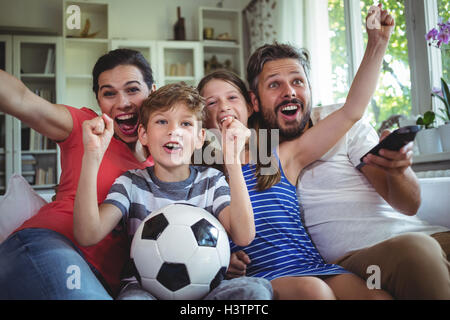 Aufgeregt Familie beobachten Fußballspiel Stockfoto