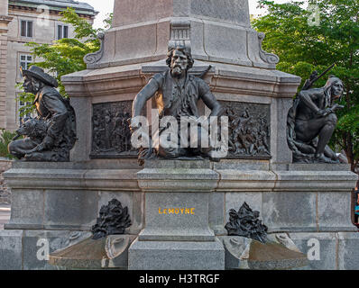 Figuren am Fuße des Denkmals Paul Chomedey de Maisonneuve, Gründer von der Altstadt von Montreal, Place d ' Armes, Montreal, Quebec Stockfoto