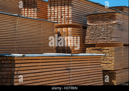 Gestapelte Holz Latten und Bretter in einem Sägewerk, Vorarlberg, Österreich Stockfoto