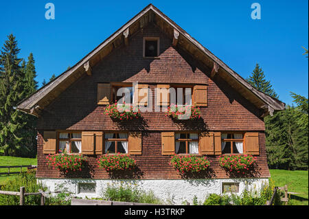 Haus mit Holz Schindel Fassade, Balderschwang, Oberallgäu, Bayern, Deutschland Stockfoto