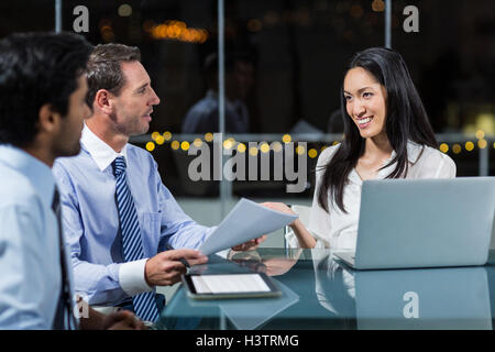 Geschäftsfrau mit Kollegen diskutieren Stockfoto