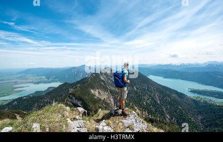 Wanderer am Heimgarten, Ansicht von oben mit See Kochel, Walchensee und Herzogstand, Upper Bavaria, Bavaria, Germany Stockfoto