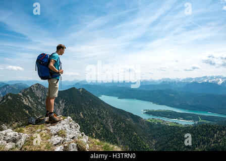 Wanderer am Heimgarten, Ansicht von oben mit Walchensee und Herzogstand, Upper Bavaria, Bavaria, Germany Stockfoto