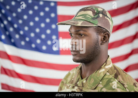 Soldat gegen amerikanische Flagge Stockfoto