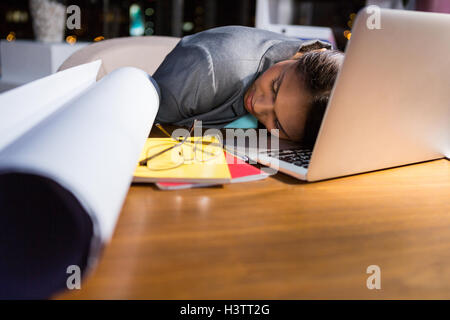 Geschäftsfrau schlafen während der Arbeit im Büro Stockfoto