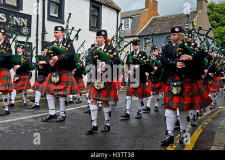 Dudelsackpfeifer spielen Instrumente in einer Parade, Stadt St. Andrews Pipe Band, Ceres, Schottland, Vereinigtes Königreich Stockfoto