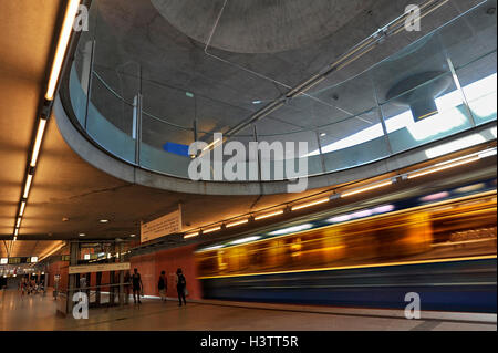 U-Bahnstation mit ankommenden u-Bahn Messestadt-West, München, Bayern, Deutschland Stockfoto