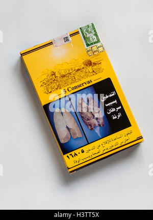 Kubanische Zigarren im ägyptischen Zigarrenkiste mit schockierenden Bildern Stockfoto