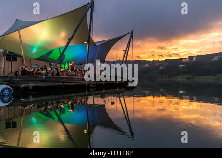 Strand-Konzert in der Abenddämmerung mit die Band Bühl auf der Seebühne, Großer Alpsee See in der Nähe von Bühl, Allgäu, Bayern, Deutschland Stockfoto