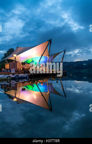 Strand-Konzert in der Abenddämmerung mit die Band Bühl auf der Seebühne, Großer Alpsee See in der Nähe von Bühl, Allgäu, Bayern, Deutschland Stockfoto