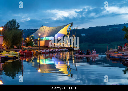 Strand-Konzert in der Abenddämmerung mit die Band Bühl auf der Seebühne, Großer Alpsee See in der Nähe von Bühl, Allgäu, Bayern, Deutschland Stockfoto