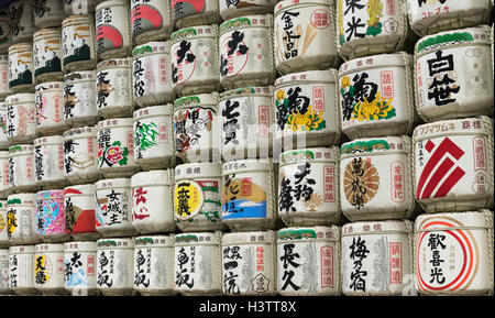 Sake-Fässer im Meiji-Jingu Schrein, Tokyo, Japan