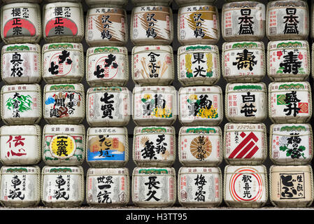 Sake-Fässer im Meiji-Jingu Schrein, Tokyo, Japan Stockfoto