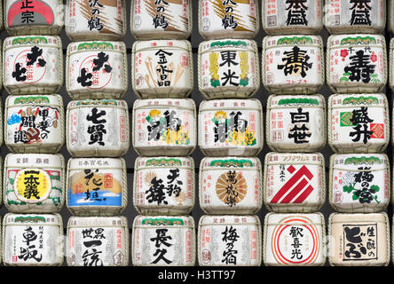 Sake-Fässer im Meiji-Jingu Schrein, Tokyo, Japan Stockfoto