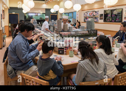 Kaiten-Zushi Restaurant mit Sushi auf rotierenden Förderband, Tsukiji-Fischmarkt, Tokyo, Japan Stockfoto