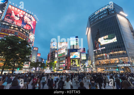 Schar von Menschen, Kreuzung Shibuya, Tokyo, Japan Stockfoto