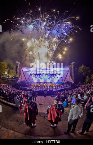 Drängen Sie sich vor Bühne beleuchtet mit Feuerwerk, Loreley Tattoo 2016 Militär Musikfestival, St.Goarshausen, Rheinland-Pfalz Stockfoto