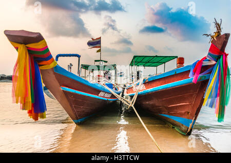 Festgemachten bunten traditionellen Longtail-Boote am Sandstrand, Ko Pha-Ngan, Thailand Stockfoto