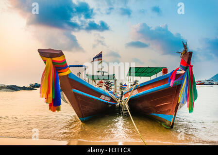 Festgemachten bunten traditionellen Longtail-Boote am Sandstrand, Ko Pha-Ngan, Thailand Stockfoto
