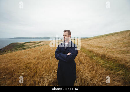 Bauer stand mit Arme gekreuzt auf dem Gebiet Stockfoto