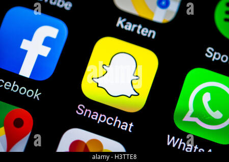 Smartphone-Bildschirm mit SnapChat, WhatsApp, Facebook-app-Symbole Stockfoto