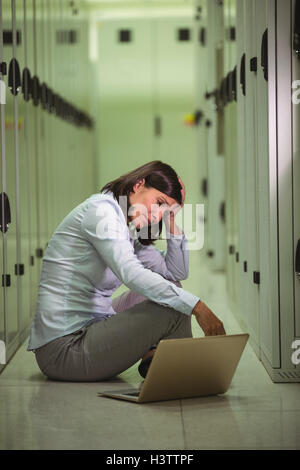 Gestresste Techniker mit laptop Stockfoto