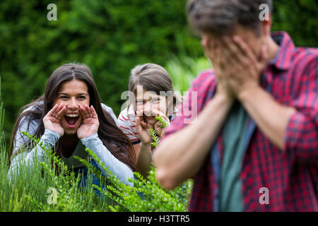 Eltern und Tochter spielen im park Stockfoto